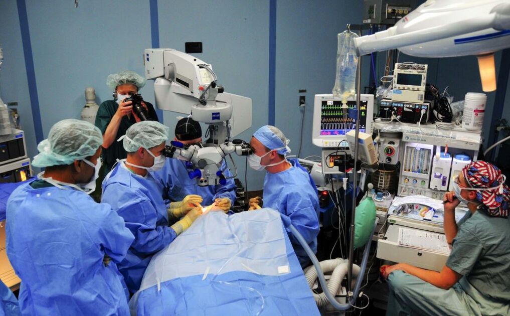 Chirurgien de chirurgie pour restaurer la vue