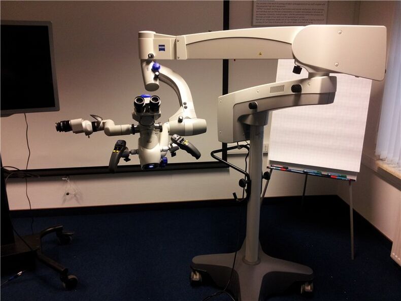 Les opérations sur les yeux sont effectuées à l'aide d'un microscope très précis
